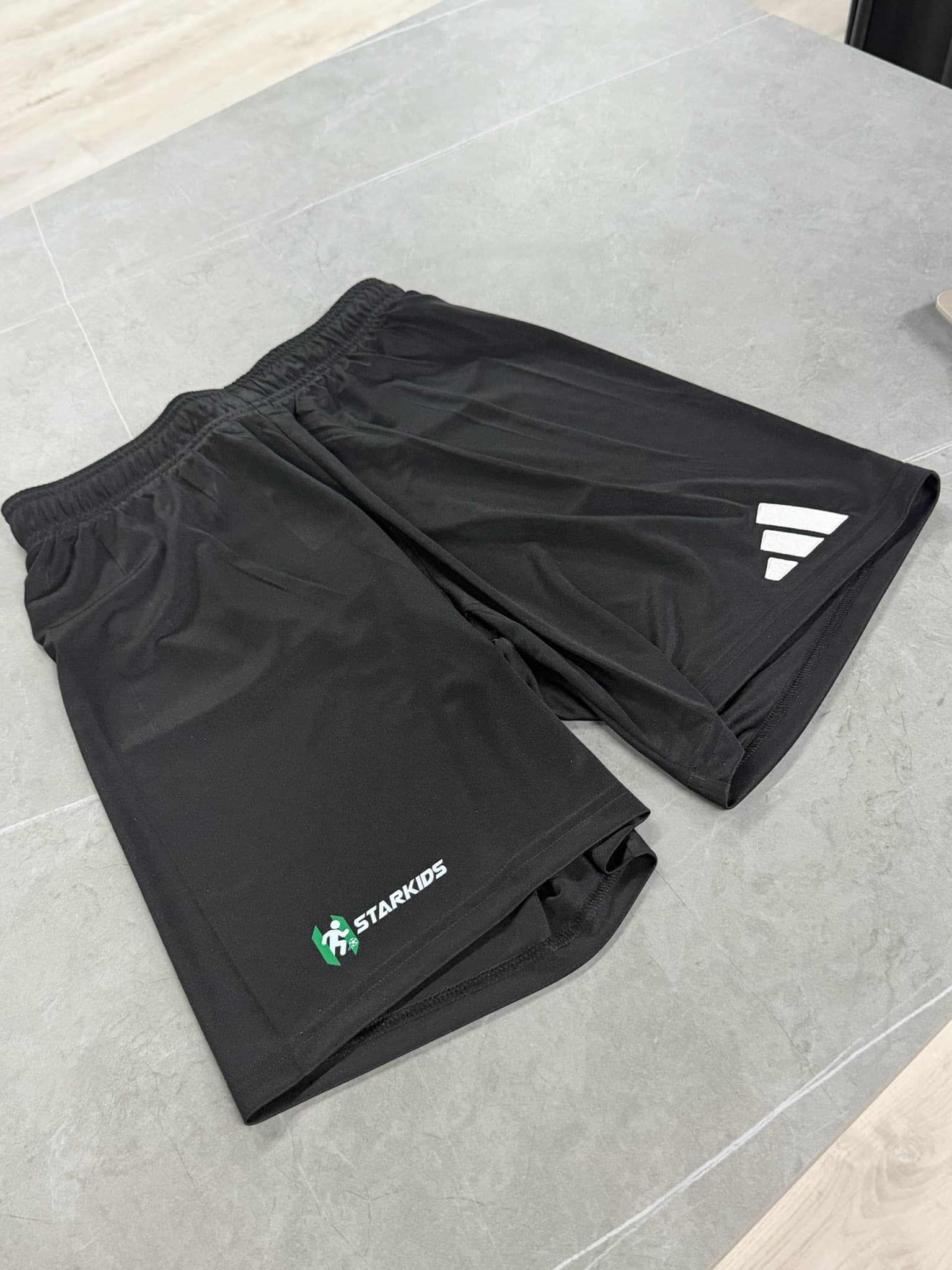 T-shirts entreprise Baumli, transferts DTF sur coton noir et blanc